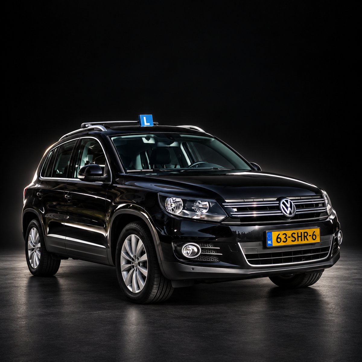 Illustratief campagnebeeld van een zwarte Volkswagen Tiguan tegen een zwarte achtergrond
